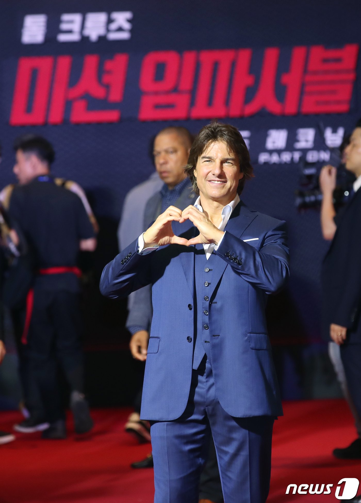 본문 이미지 - 할리우드 배우 톰 크루즈가 29일 서울 송파구 롯데시네마 월드타워점에서 열린 영화 '미션 임파서블: 데드 레코닝 파트 원' 레드카펫 행사에서 하트를 그리고 있다. ⓒ News1 권현진 기자