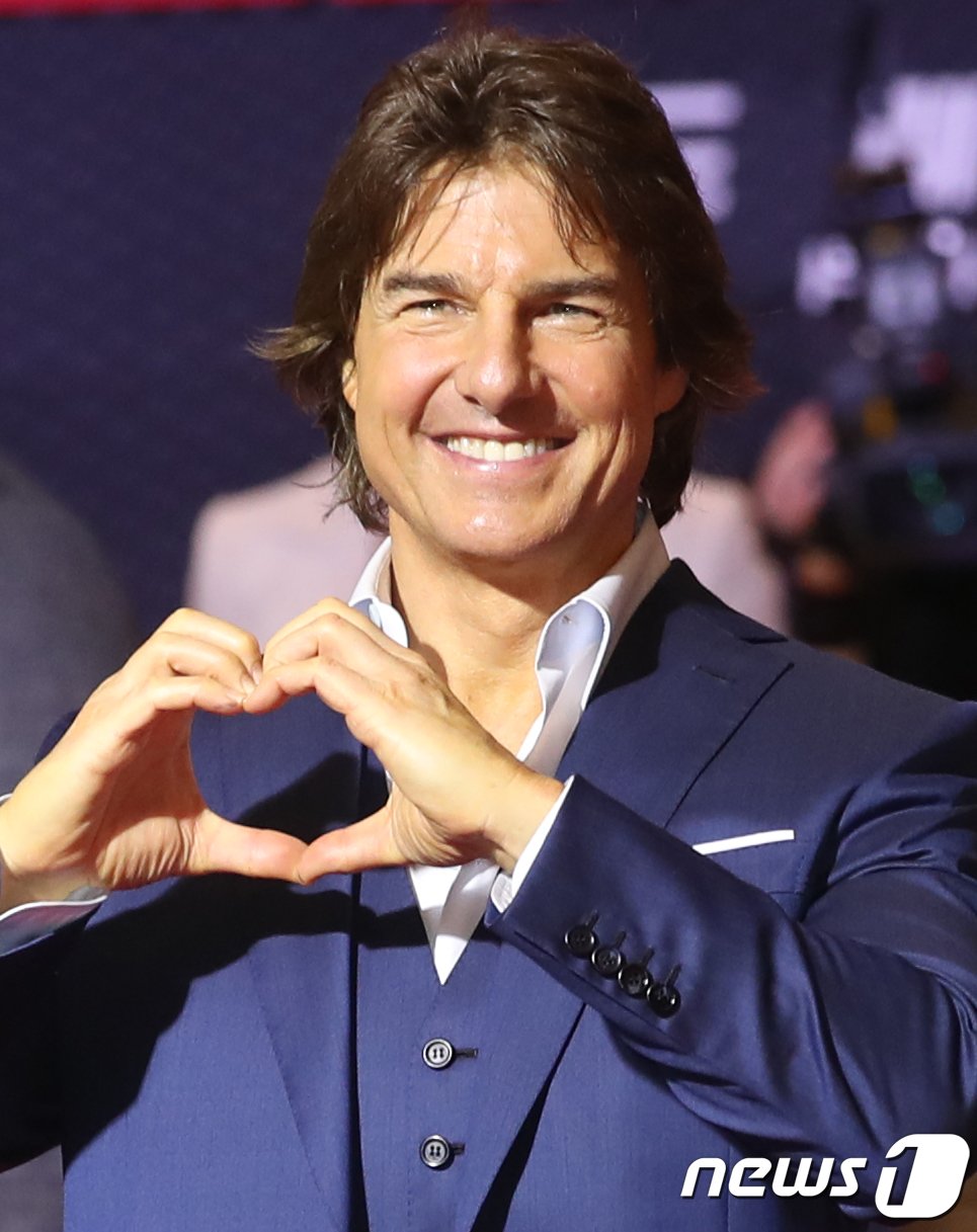 본문 이미지 - 할리우드 배우 톰 크루즈가 29일 서울 송파구 롯데시네마 월드타워점에서 열린 영화 '미션 임파서블: 데드 레코닝 파트 원' 레드카펫 행사에서 환호하는 팬에게 하트를 그리고 있다. ⓒ News1 권현진 기자