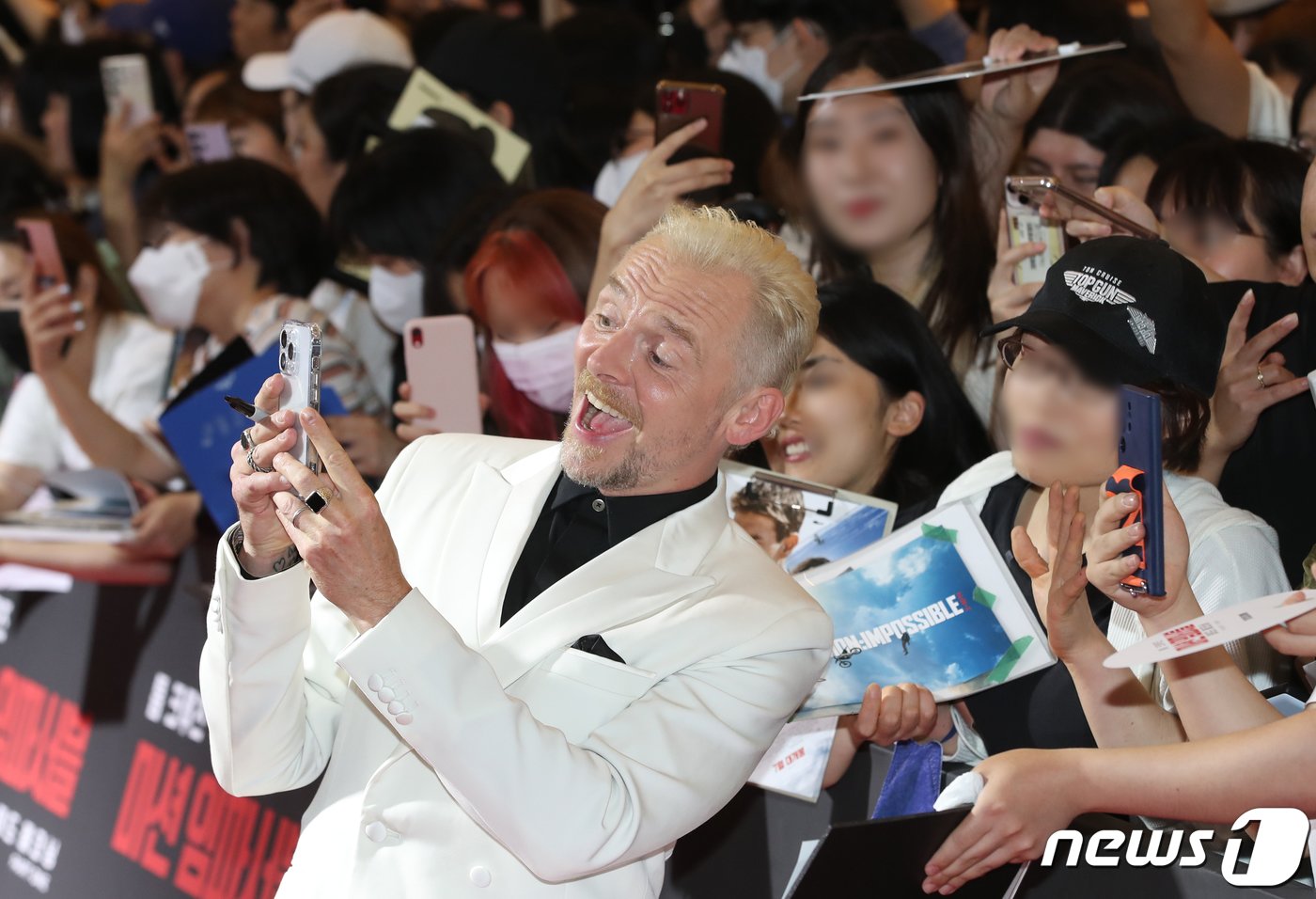 본문 이미지 - 할리우드 사이먼 페그가 29일 서울 송파구 롯데시네마 월드타워점에서 열린 영화 '미션 임파서블: 데드 레코닝 파트 원' 레드카펫 행사에서 팬과 즐거운 시간을 보내고 있다.ⓒ News1 권현진 기자