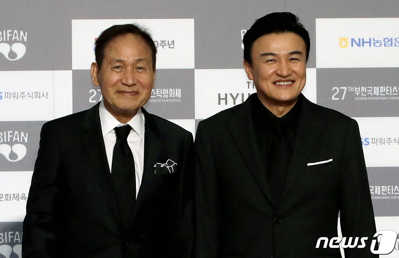 본문 이미지 - 안성기(왼쪽), 박중훈 배우가 지난 2023년 경기 부천시 부천시청 잔디광장에서 열린 제27회 부천국제판타스틱영화제 개막식 레드카펫 행사에 참석하는 모습. 2023.6.29/뉴스1 ⓒ News1 정진욱 기자