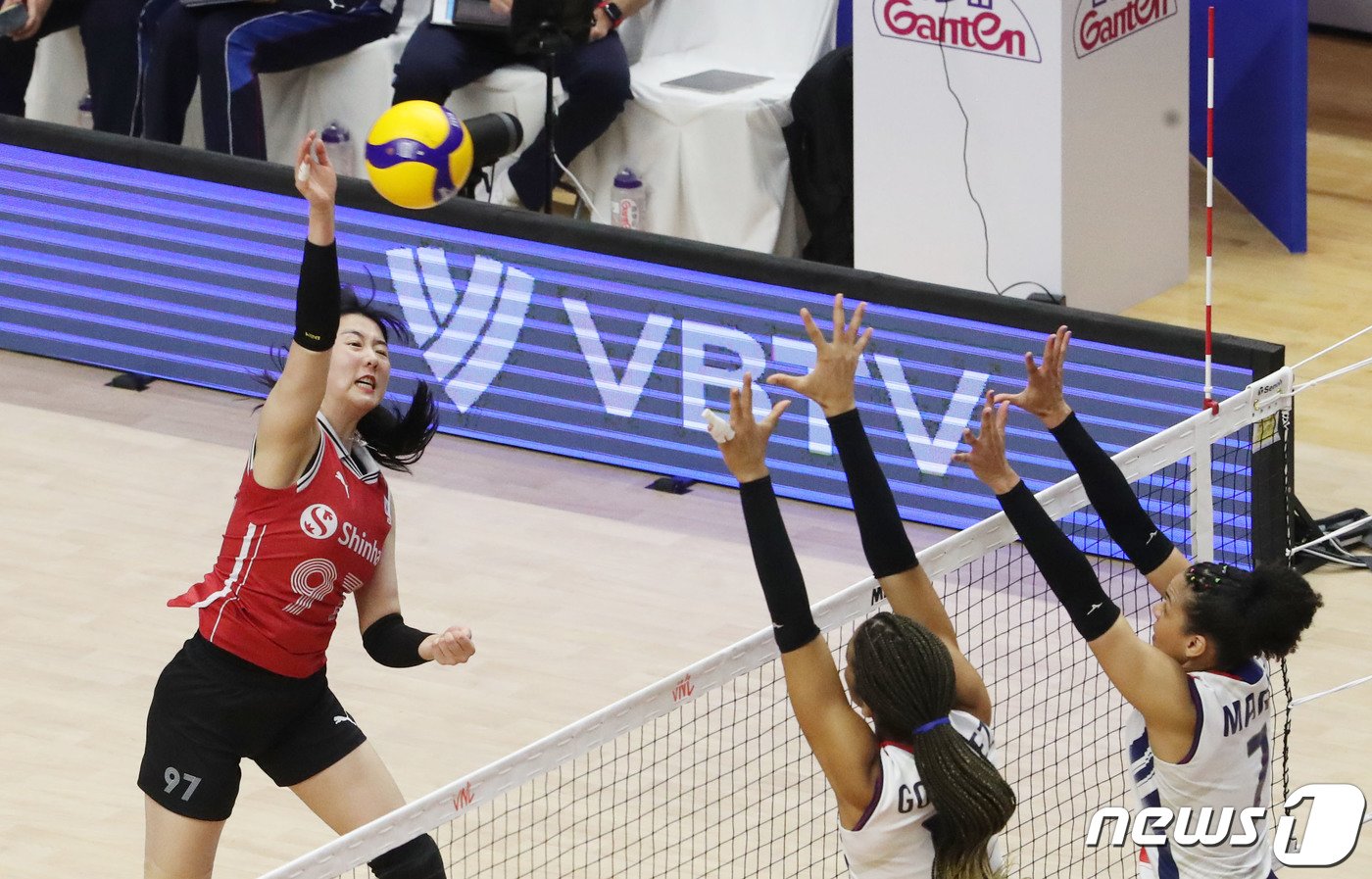 본문 이미지 - 대한민국 여자 배구대표팀 강소휘가 29일 오후 경기 수원시 권선구 서수원칠보체육관에서 열린 국제배구연맹(FIVB) 발리볼네이션스리그(VNL) 여자대회 대한민국과 도미니카 공화국의 경기에서 스파이크 공격을 하고 있다. 2023.6.29/뉴스1 ⓒ News1 김영운 기자