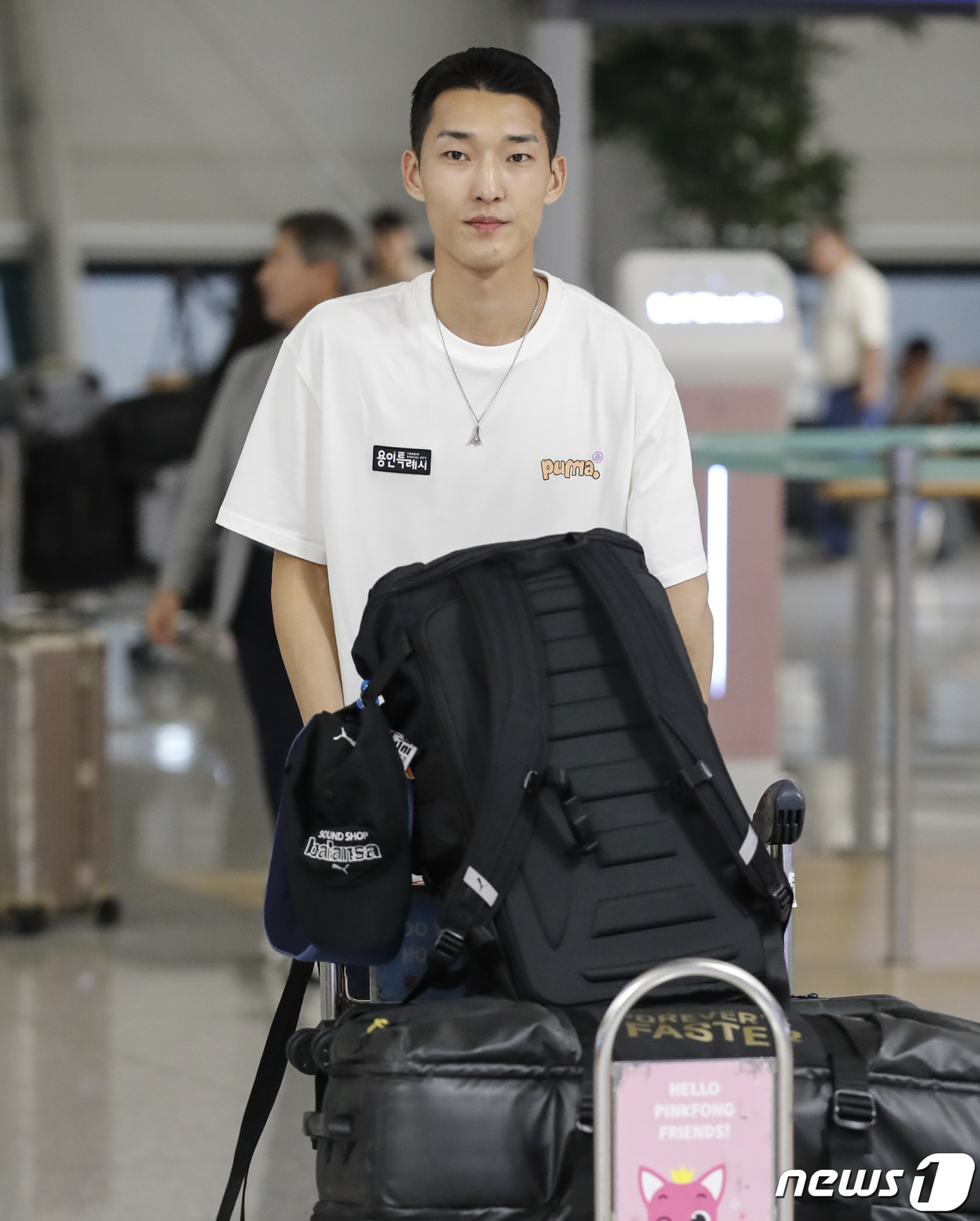 (인천공항=뉴스1) 김도우 기자 = 높이뛰기 국가대표 우상혁이 ‘2023 세계육상연맹 다이아몬드리그’에 출전하기 위해 29일 인천국제공항 제1여객터미널에서 출국하고 있다. 2023 …