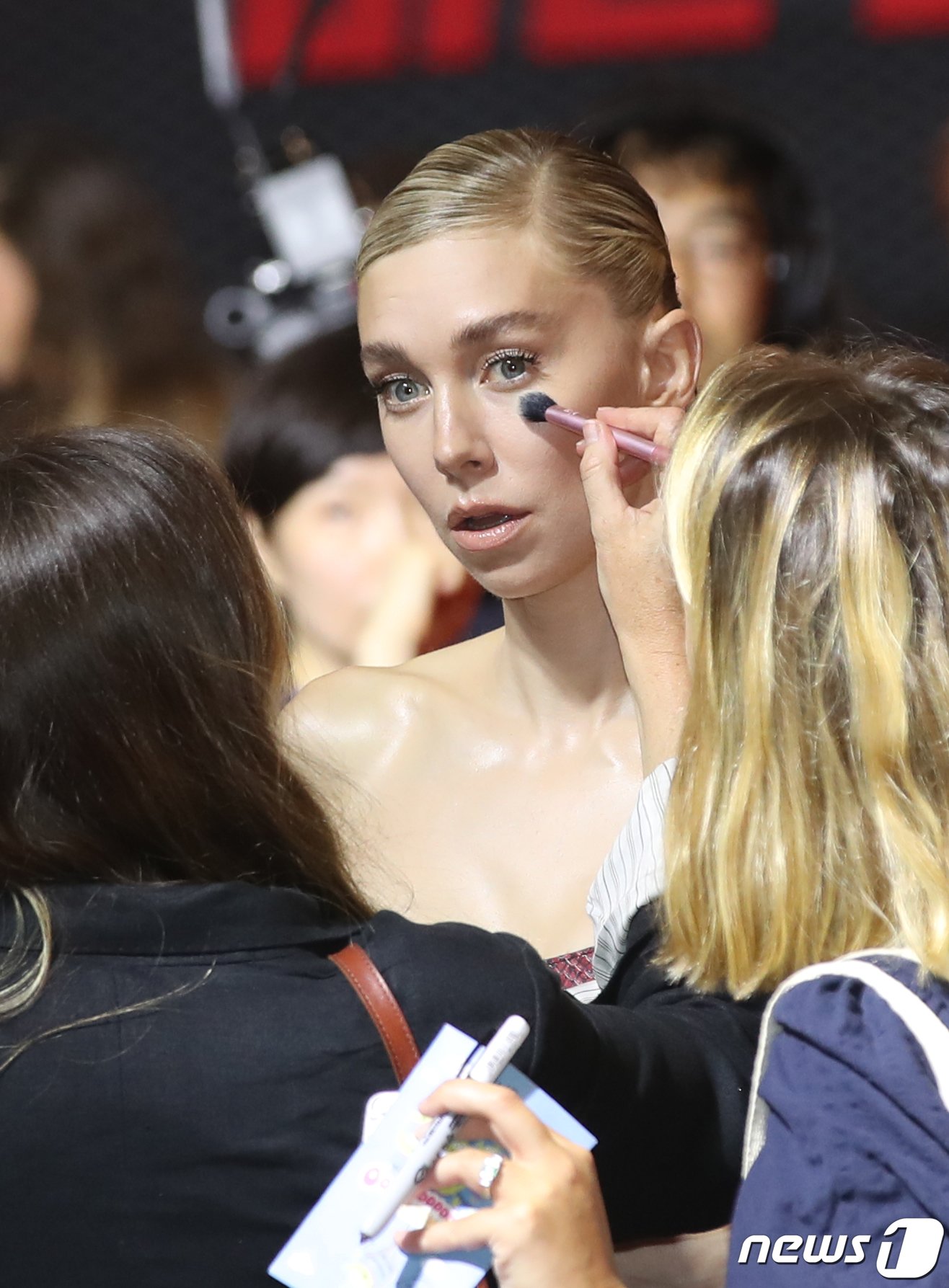 본문 이미지 - 할리우드 배우 바네사 커비가 29일 서울 송파구 롯데시네마 월드타워점에서 열린 영화 '미션 임파서블: 데드 레코닝 파트 원' 레드카펫 행사에서 화장을 고치고 있다. ⓒ News1 권현진 기자