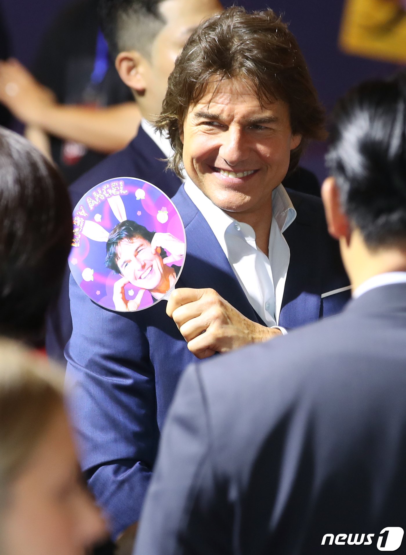 본문 이미지 - 할리우드 배우 톰 크루즈가 29일 서울 송파구 롯데시네마 월드타워점에서 열린 영화 '미션 임파서블: 데드 레코닝 파트 원' 레드카펫 행사에서 팬에게 선물받은 볼 하트 부채를 자랑하고 있다. ⓒ News1 권현진 기자