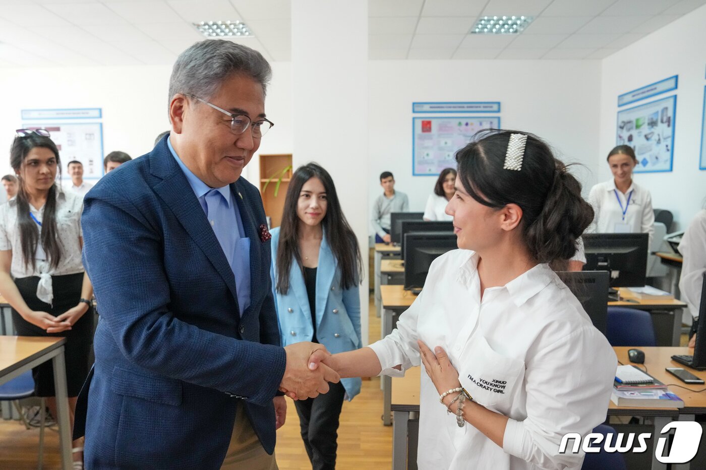 본문 이미지 - 우즈베키스탄을 공식 방문 중인 박진 외교부 장관이 2일(현지시간) 코이카(KOICA) 개발협력 사업으로 건립한 사마르칸트 직업훈련원을 찾아 현지 연수생들과 인사하고 있다. (외교부 제공) 2023.6.3/뉴스1
