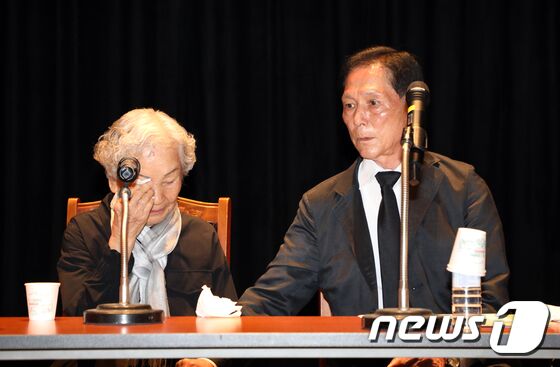 3일 광주 서구 5·18기념문화센터 2층 대동홀에서 열린 '5·18 유족 어머니와 대한민국 특전사동지회의 만남과 당부' 행사에서 임근단 여사와 특전사 소속 임성록씨가 이야기 나누고 있다. 임근단 여사는 80년 5월 처음으로 목숨을 잃은 고(故) 김경철씨의 어머니다. 2023.6.3/뉴스1 © News1 이수민 기자