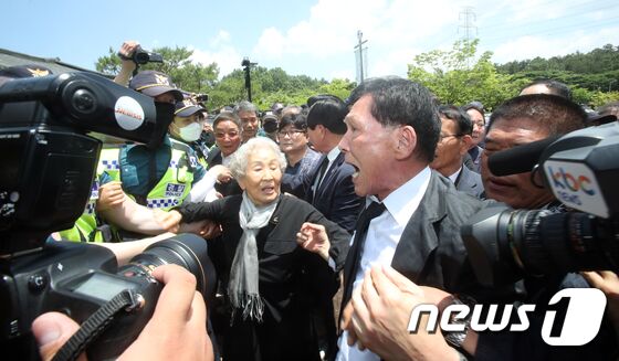 3일 광주 북구 운정동 국립 5·18민주묘지 앞에서 시민단체가 사단법인 대한민국 특전사동지회의 참배를 막은 가운데 임성록 특전사회 고문과 임근단 어머니가 이에 항의하고 있다. .2023.6.3/뉴스1 © News1 김태성 기자