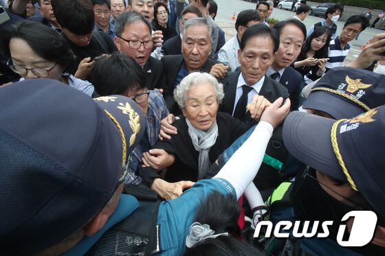3일 광주 북구 운정동 국립 5·18민주묘지 앞에서 시민단체가 사단법인 대한민국 특전사동지회의 참배를 막은 가운데 임성록 특전사회 고문과 임근단 어머니가 이에 항의하고 있다. .2023.6.3/뉴스1 © News1 김태성 기자