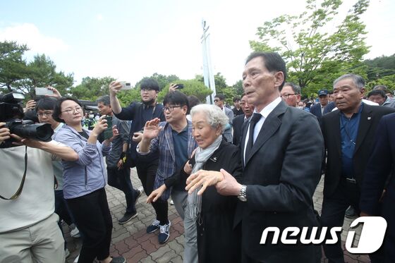 3일 광주 북구 운정동 국립 5·18민주묘지 앞에서 시민단체가 사단법인 대한민국 특전사동지회의 참배를 막은 가운데 임성록 특전사회 고문과 임근단 어머니가 이에 항의하고 있다. 2023.6.3/뉴스1 © News1 김태성 기자
