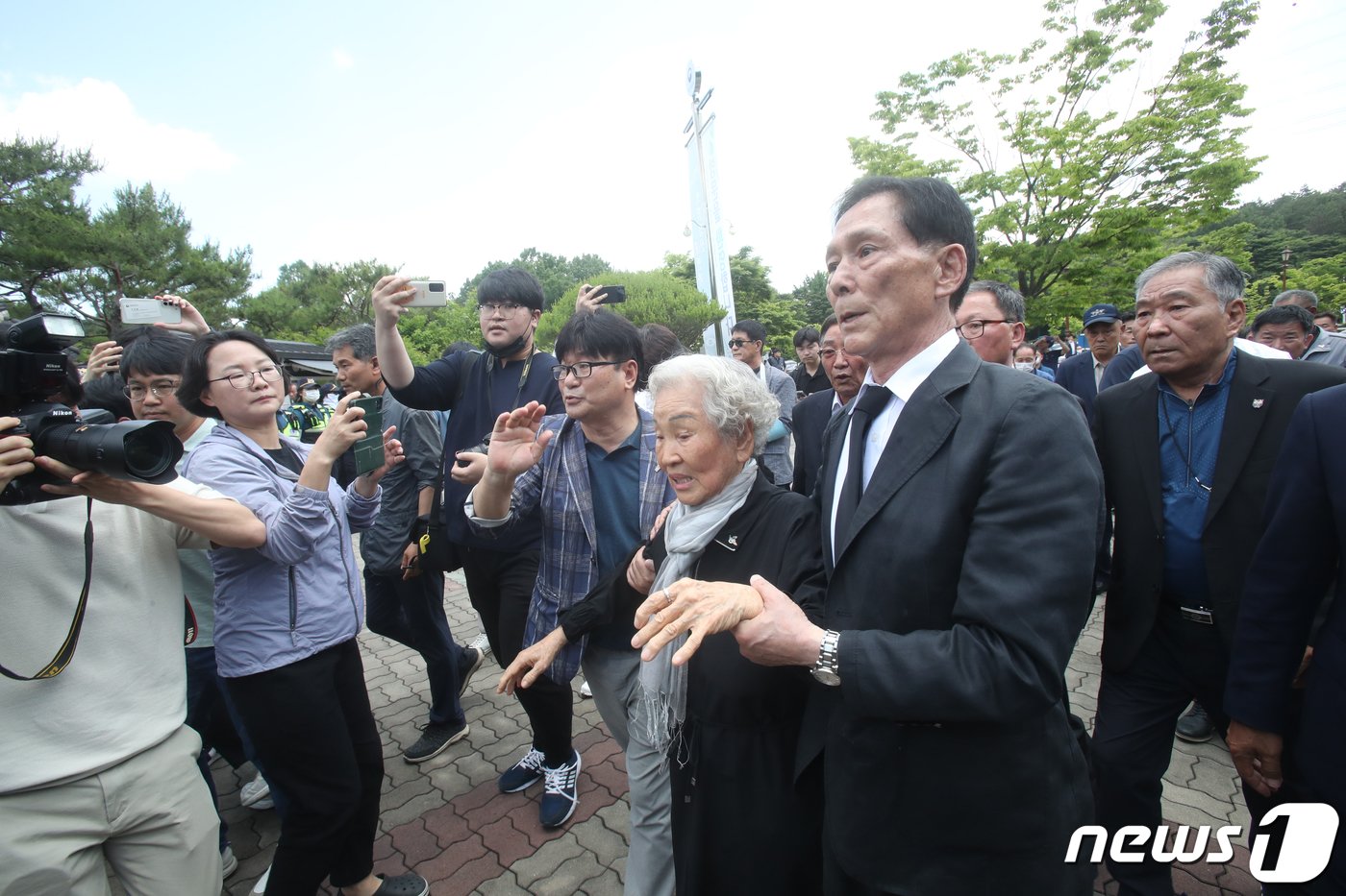 본문 이미지 - 3일 광주 북구 운정동 국립 5·18민주묘지 앞에서 시민단체가 사단법인 대한민국 특전사동지회의 참배를 막은 가운데 임성록 특전사회 고문과 임근단 어머니가 이에 항의하고 있다. 이날 100여개 시민단체로 구성된 오월정신지키기 범시도민 대책위원회는 "지난 2월19일 두 공법단체(부상자회·공로자회)와 특전사동지회는 '용서와 화해를 위한 대국민공동선언'이란 정치쇼를 펼치며 민주묘지를 짓밟았다＂면서 ＂어떠한 경우에도 오월정신을 훼손하고 역사를 왜곡하는 세력과는 타협하지 않을 것＂이라고 주장했다.2023.6.3/뉴스1 ⓒ News1 김태성 기자