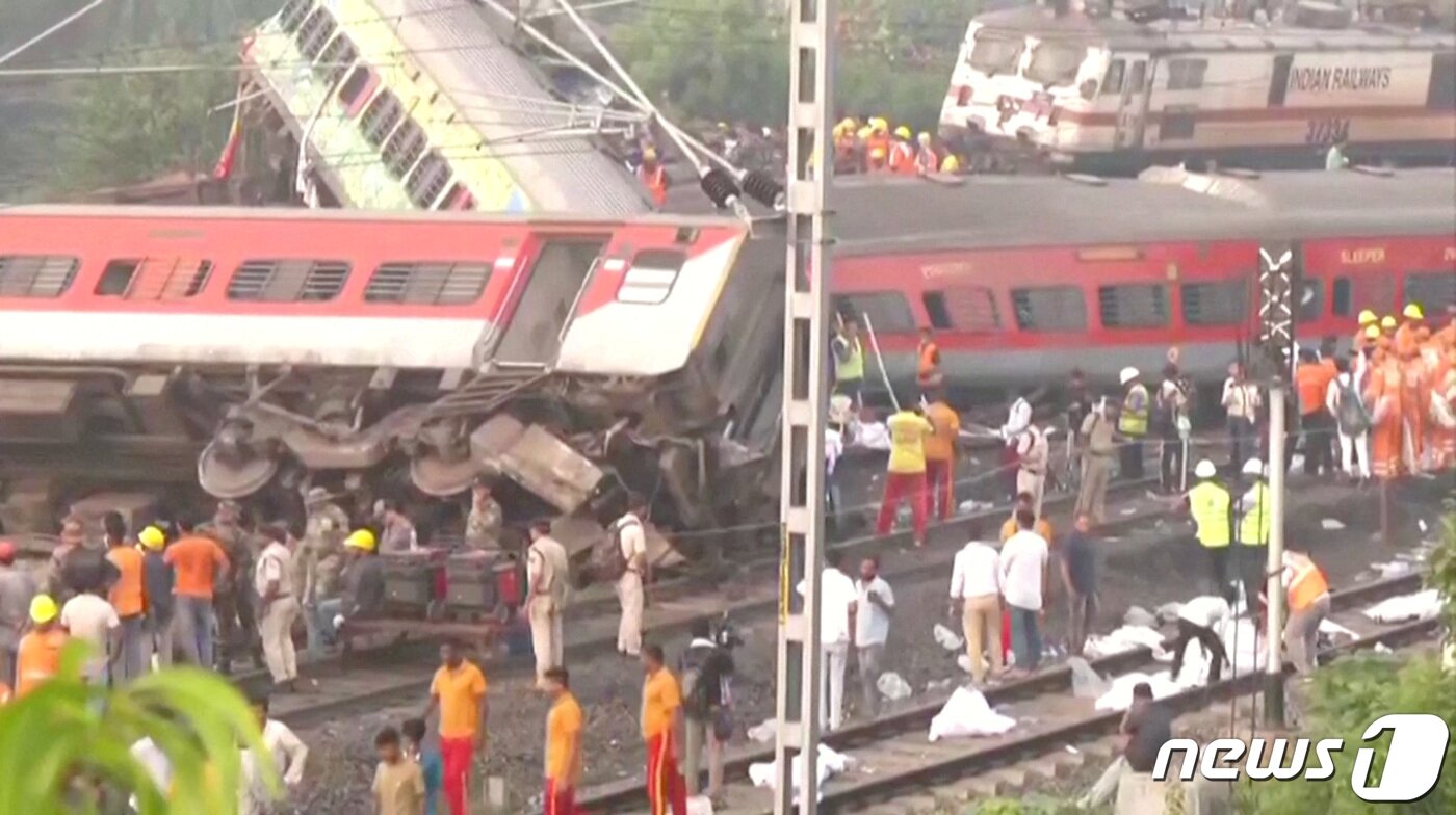 본문 이미지 - 인도 오디샤주 발라소르의 여객열차 충돌 현장에서 3일(현지시간) 구조작업이 진행 중이다. 현지 소방당국은 전날 발생한 사고로 지금까지 288명이 숨졌다고 밝혔다. 2023.6.3. ⓒ 로이터=뉴스1 ⓒ News1 김성식 기자