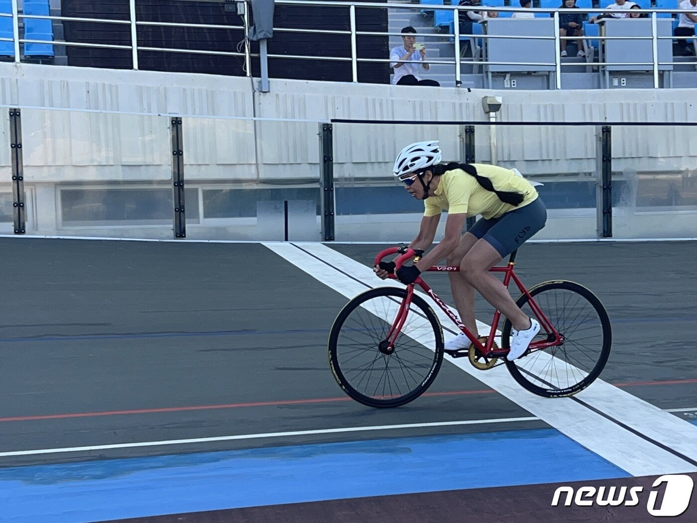 본문 이미지 - 3일 오후 강원 양양사이클경기장에서 열린 제58회 강원도민체육대회 여자일반부 경륜 경기에서 나화린씨가 경기를 펼치고 있다.2023.6.3 한귀섭 기자
