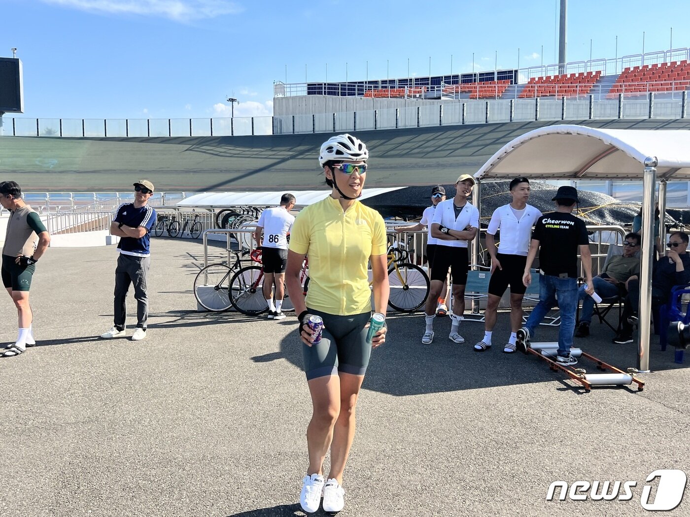 본문 이미지 - 3일 오후 강원 양양사이클경기장에서 열린 제58회 강원도민체육대회 여자일반부 경륜 경기에서 우승을 차지한 나화린씨가 같이 경기를 뛴 선수 2명에게 줄 음료를 들고 있다.2023.6.3 한귀섭 기자