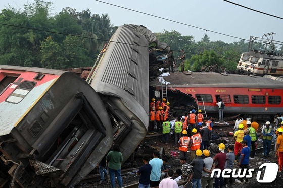 인도 여객열차 충돌로 최소 288명 사망