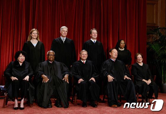 미국 연방대법관들이 지난해 10월7일 연방대법원에서 단체 사진을 위해 포즈를 취하고 있는 모습. 2022.10.07. © 로이터=뉴스1 © News1 김현 특파원