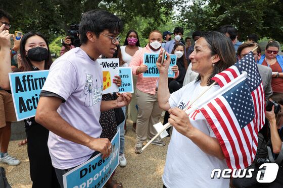 미 연방대법원이 29일(현지시간) 대학 입학시 소수인종 우대정책이 위헌이라고 판단한 결정에 찬성하거나 반대하는 시위자들이 서로 대치하고 있다. 2023.06.29. © 로이터=뉴스1 © News1 김현 특파원