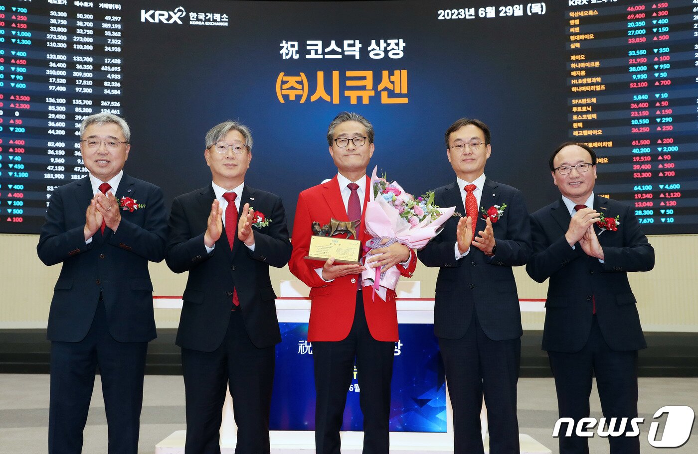 본문 이미지 - 한국거래소 코스닥시장본부는 29일 오전10시 서울사옥 홍보관에서 디지털 채널구축&#40;인터넷 뱅킹 서비스, 어플리케이션 등&#41; 및 보안솔루션 등 개발업체인 시큐센의 코스닥시장 상장기념식을 개최했다. 왼쪽부터 채남기 한국IR협의회 회장, 홍순욱 한국거래소 코스닥시장본부장, 이정주 시큐센 대표이사, 김준태 신한투자증권 GIB2그룹 대표, 강왕락 코스닥협회 부회장.&#40;한국거래소 제공&#41; 2023.06.29 ⓒ News1 강은성 기자