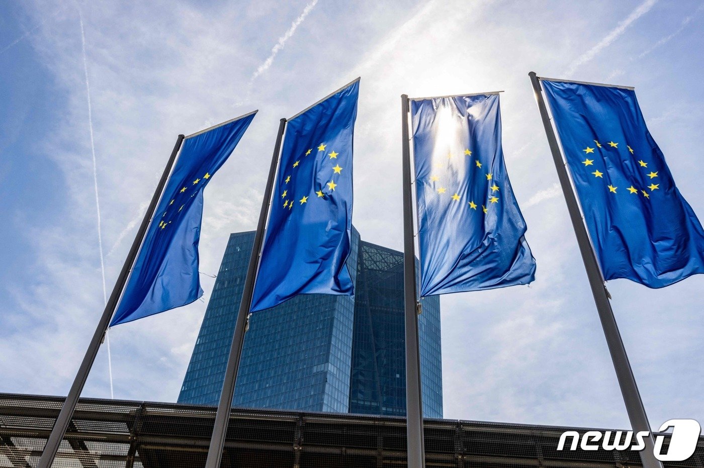 본문 이미지 - 독일 프랑크푸르트 유럽중앙은행(ECB) 앞에 유럽연합(EU) 깃발이 바람에 펄럭이고 있다. 2023.05.04/ ⓒ AFP=뉴스1 ⓒ News1 권진영 기자
