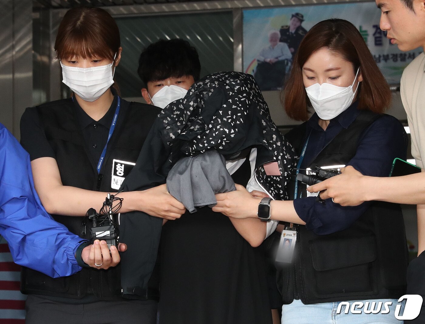 본문 이미지 - 영아 2명을 살해하고 냉장고에 시신을 유기한 친모 A씨가 지난달 30일 오전 경기 수원시 영통구 수원남부경찰서 유치장에서 나와 검찰로 송치되고 있다. A씨는 2018년 11월과 2019년 11월 각각 아이를 출산해 살해한 뒤, 이를 검은봉지에 담아 수원시 장안구 영화동 소재 자신의 거주지 아파트 냉장고에 보관한 혐의를 받고 있다. 2023.6.30/뉴스1 ⓒ News1 김영운 기자