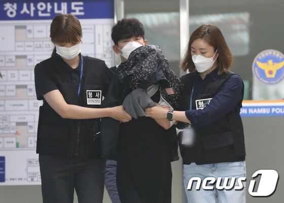 영아 2명을 살해하고 냉장고에 시신을 유기한 친모 A씨가 30일 오전 경기 수원시 영통구 수원남부경찰서 유치장에서 나와 검찰로 송치되고 있다. A씨는 2018년 11월과 2019년 11월 각각 아이를 출산해 살해한 뒤, 이를 검은봉지에 담아 수원시 장안구 영화동 소재 자신의 거주지 아파트 냉장고에 보관한 혐의를 받고 있다. 2023.6.30/뉴스1 © News1 김영운 기자