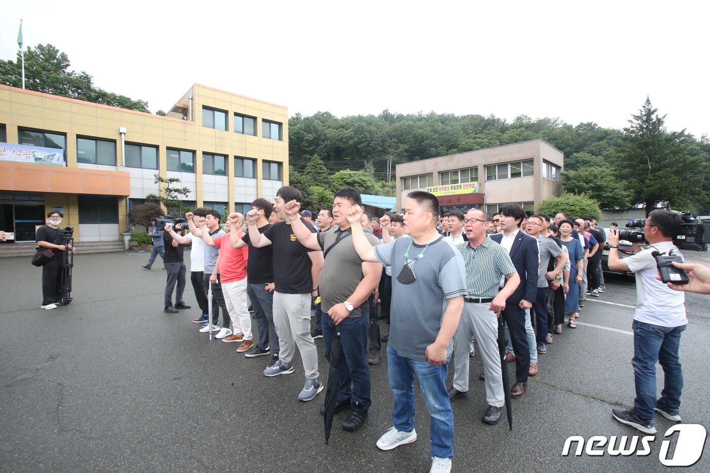 본문 이미지 - 118년 역사의 뒤안길로 사라진 전남 화순광업소에는 30일 근로자들이 마지막으로 모여 광부가를 부르고 있다. 2023.6.30/뉴스1 ⓒ News1 김태성 기자