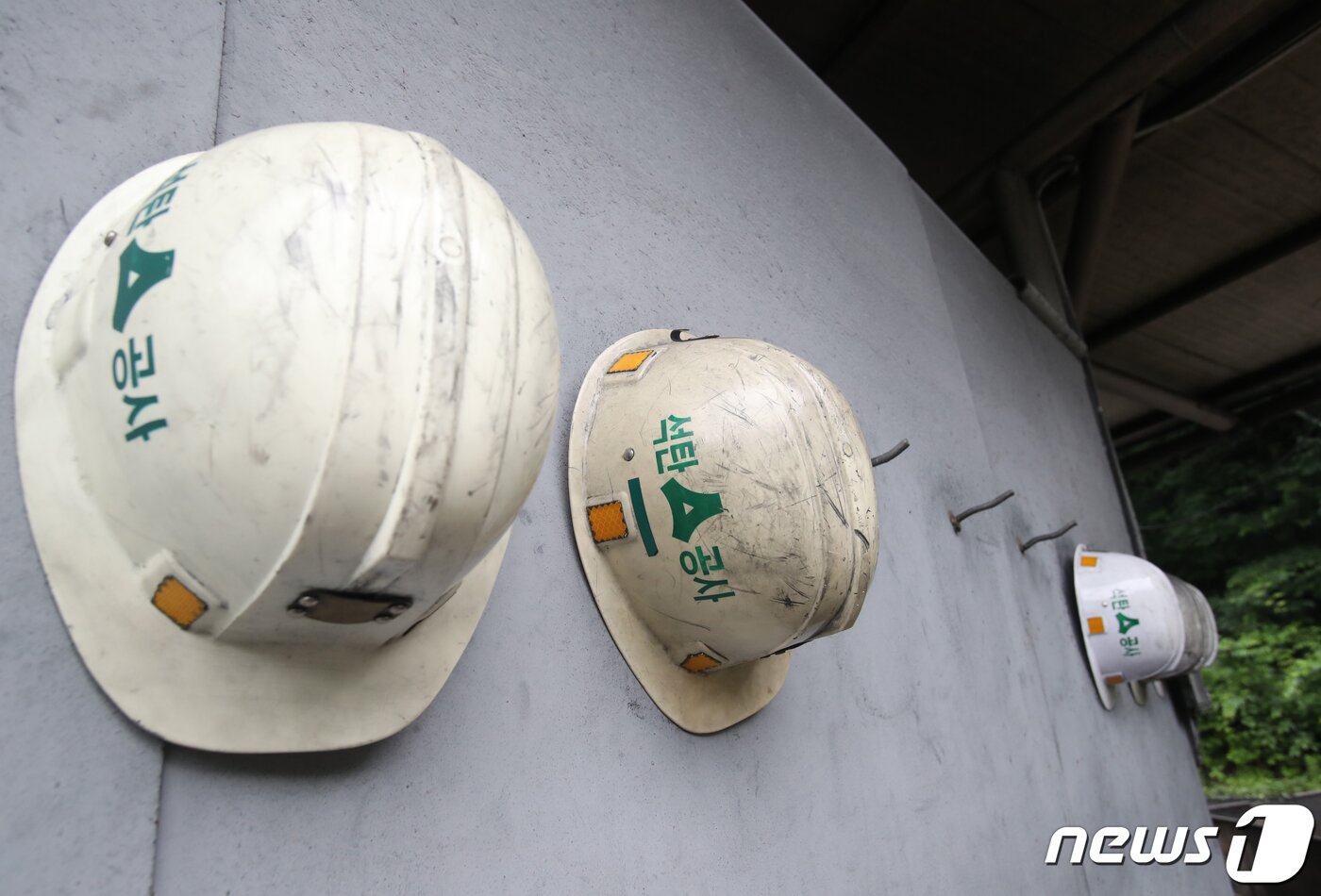 본문 이미지 - 118년 역사의 뒤안길로 사라진 전남 화순광업소에 30일 근로자들이 쓴 작업모만 홀로 남겨졌다. 2023.6.30/뉴스1 ⓒ News1 김태성 기자