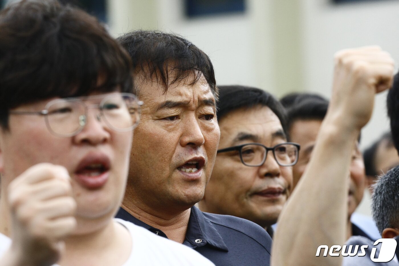 본문 이미지 - 118년 역사의 뒤안길로 사라진 전남 화순광업소에는 30일 근로자들이 마지막으로 모여 광부가를 부르고 있다. 2023.6.30/뉴스1 ⓒ News1 김태성 기자