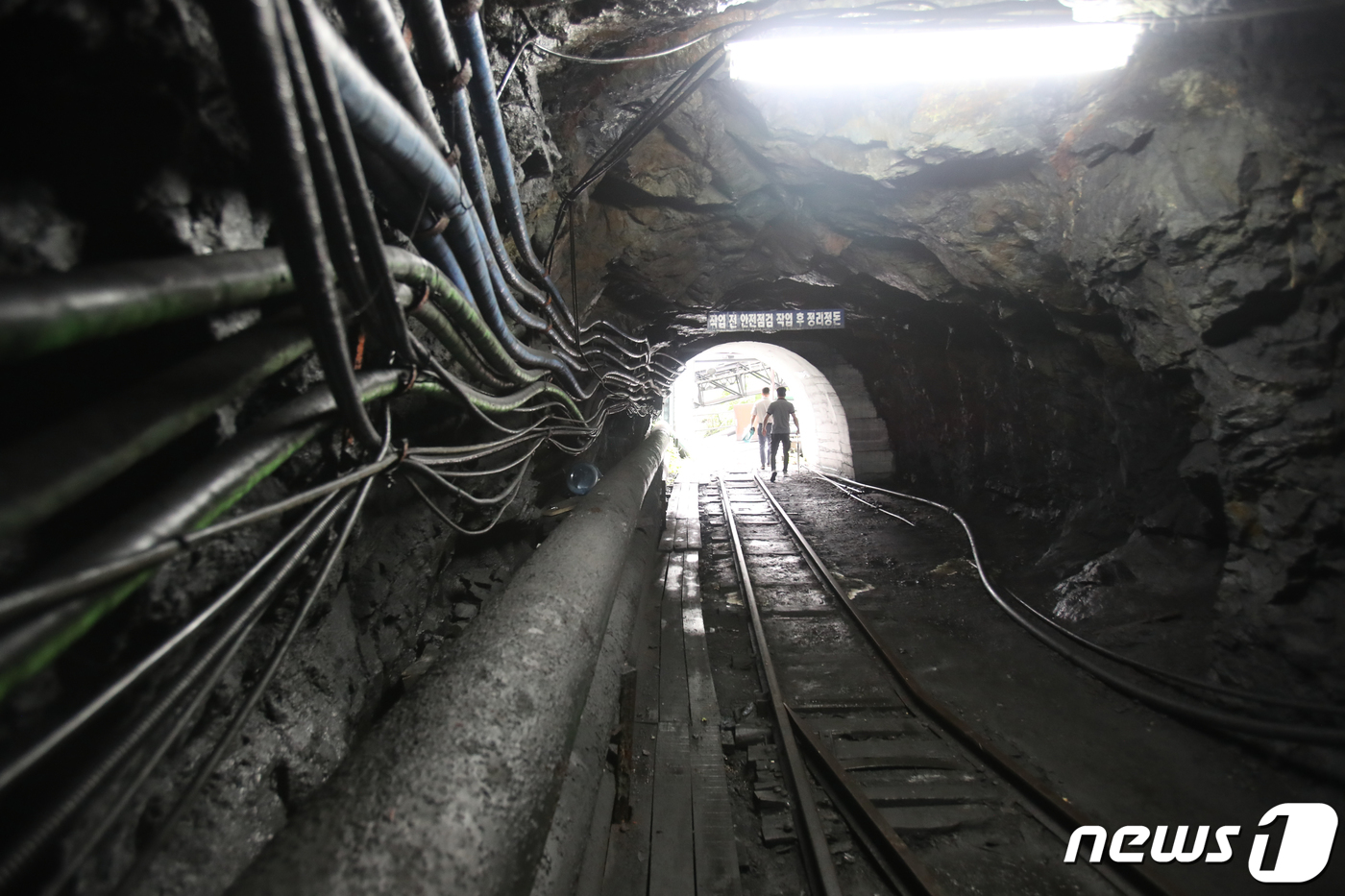 (광주=뉴스1) 김태성 기자 = 118년 역사를 가진 전남 화순 탄광이 30일 문을 닫았다.이날 대한석탄공사 화순광업소는 종업식을 갖고 118년 동안 석탄을 공급했던 광산을 폐광했 …