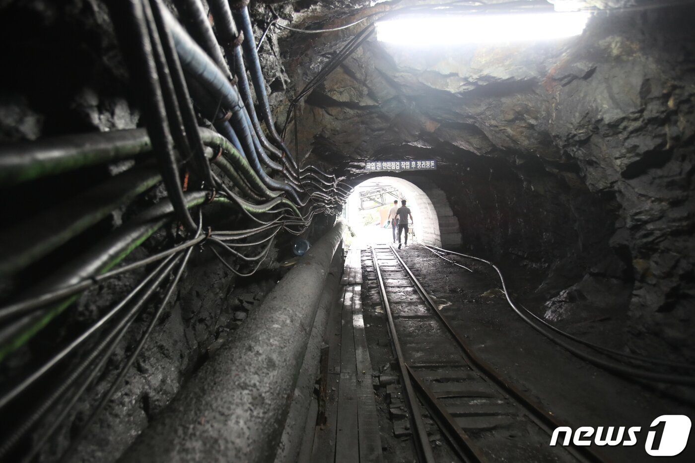 본문 이미지 - 30일 118년 역사의 뒤안길로 사라진 전남 화순광업소에 근로자들이 닫힌 탄광입구에 꽃을 남겨두고 돌아가고 있다.2023.6.30/뉴스1 ⓒ News1 김태성 기자