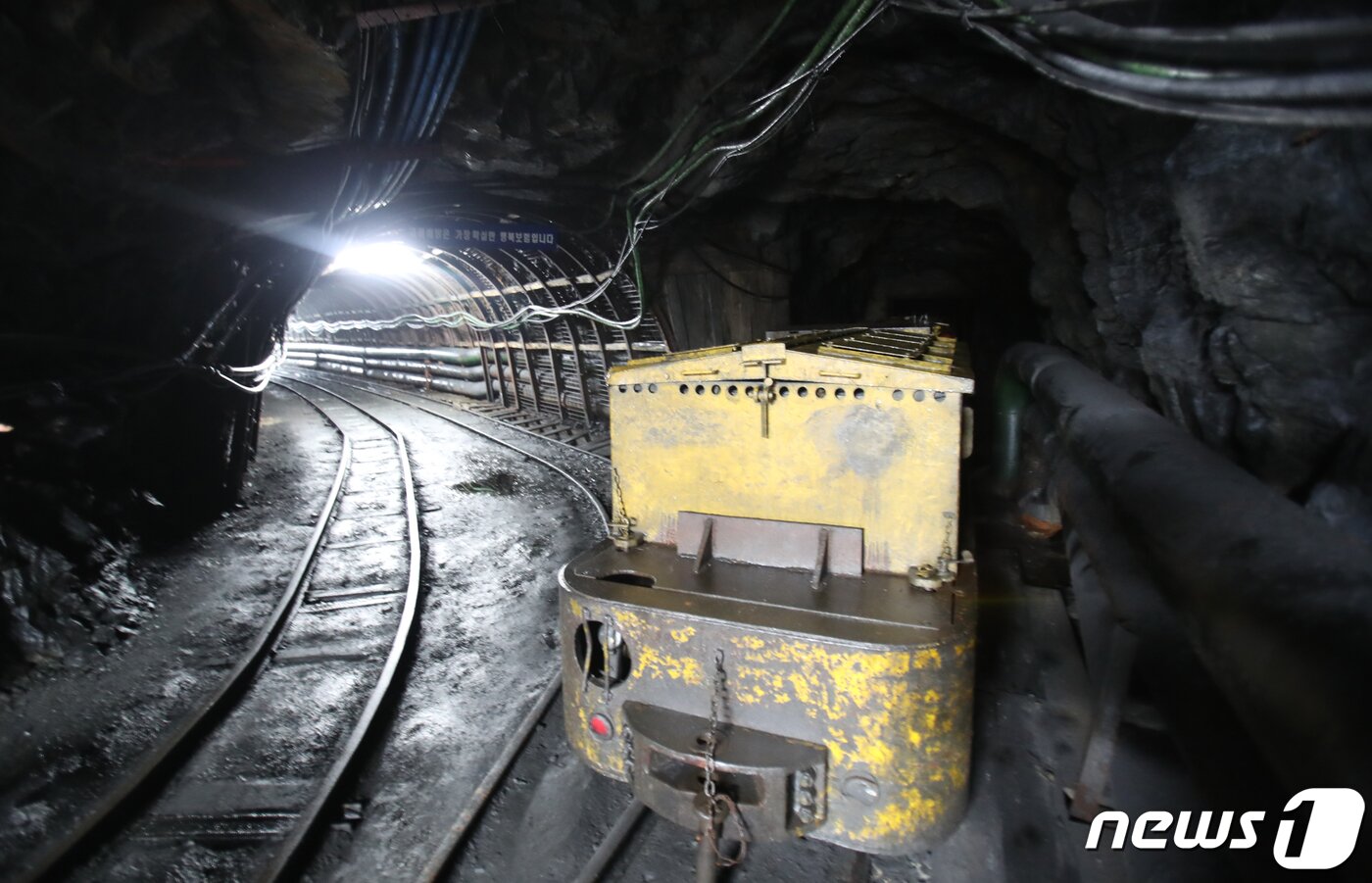 본문 이미지 - 30일 화순탄광에 멈춰선 축전차 2023.6.30/뉴스1 ⓒ News1 김태성 기자