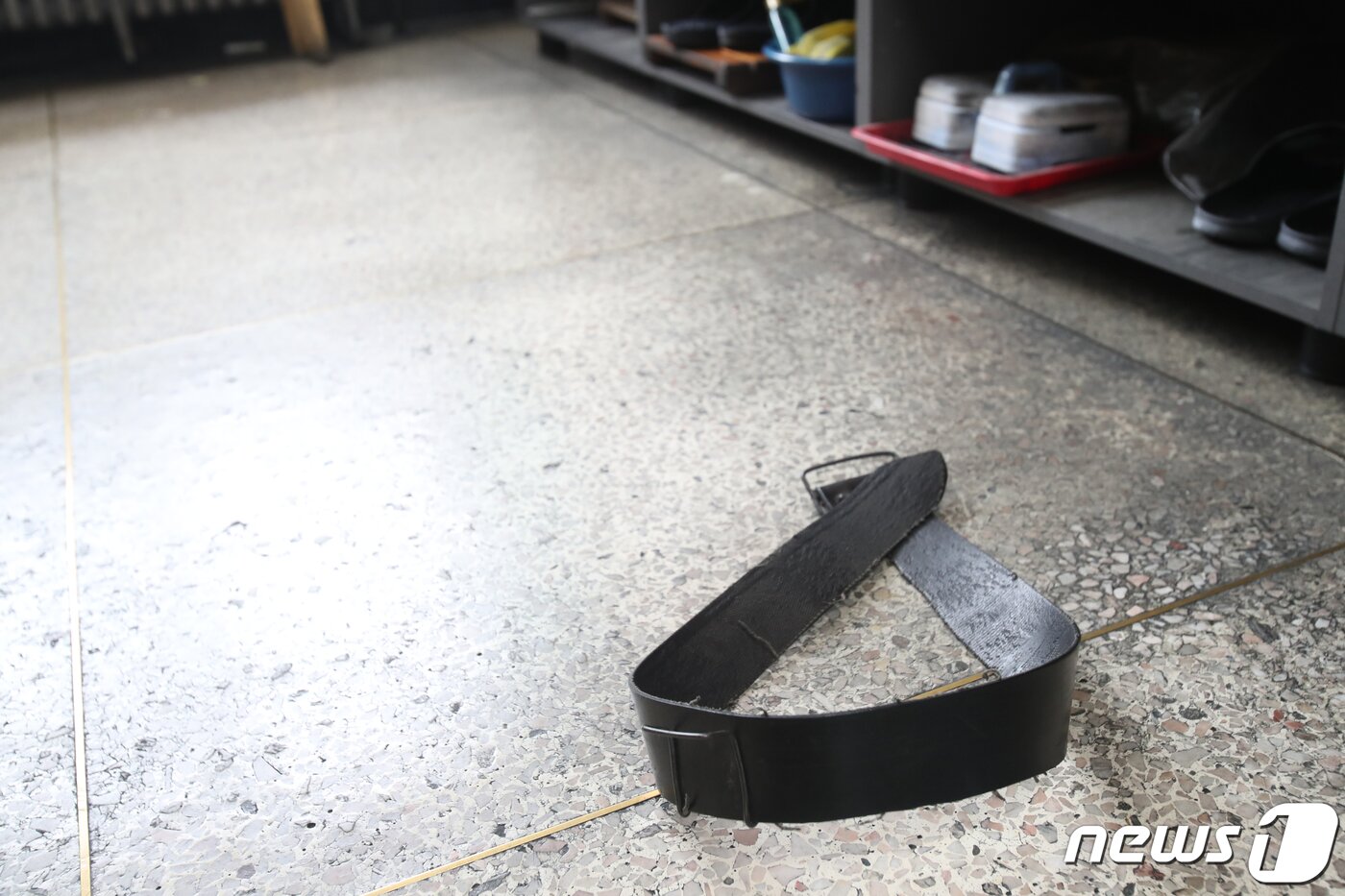 본문 이미지 - 118년 역사의 뒤안길로 사라진 전남 화순광업소 근로자 대기실에는 작업 허리띠만 홀로 남겨졌다. 2023.6.30/뉴스1 ⓒ News1 김태성 기자