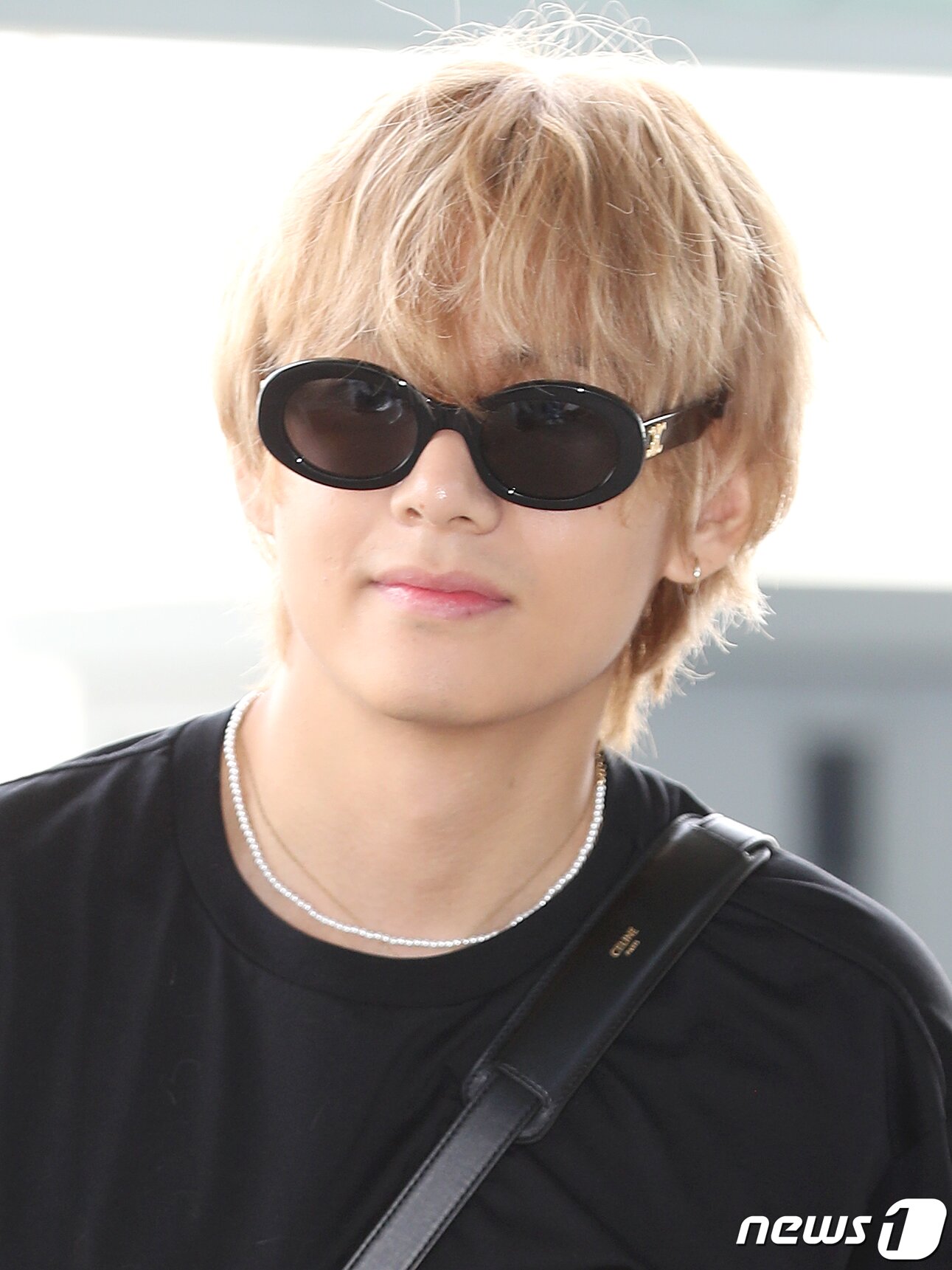 본문 이미지 - 방탄소년단(BTS) 뷔가 해외 일정차 30일 오전 인천국제공항에 도착해 프랑스 파리로 출국하며 옅은 미소를 짓고 있다. ⓒ News1 권현진 기자