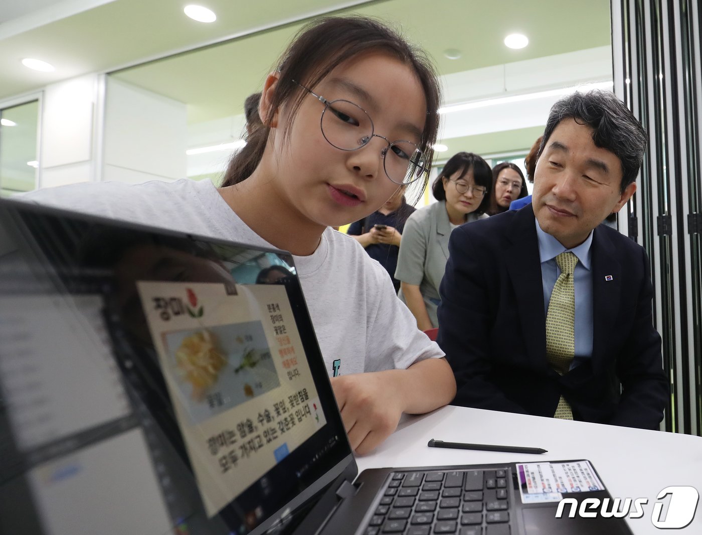 이주호 사회부총리 겸 교육부 장관이 지난 6월30일 경남 창원시 성산구 상남초등학교를 찾아 경남교육청이 구축한 교수·학습플랫폼 &#39;아이톡톡&#39;과 스마트기기 &#39;아이북&#39;을 활용해 학생들이 수업하는 모습을 참관하고 있다. 2023.6.30/뉴스1 ⓒ News1 윤일지 기자