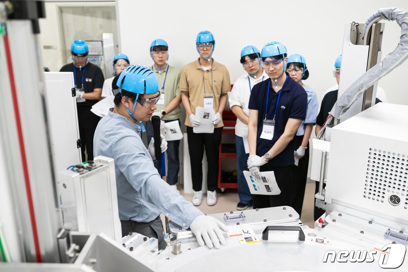 (서울=뉴스1) = 지난 28일 경기도 화성시 동탄 램리서치 테크니컬 트레이닝 센터에서 개최된 램리서치 테크 아카데미(Lam Research Tech Academy) 1기에 참여한 …