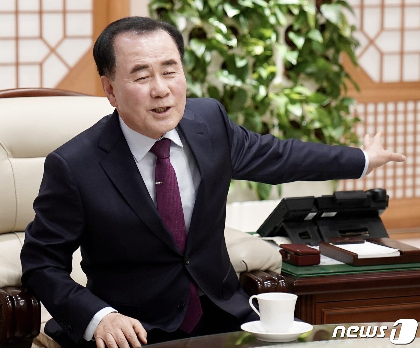 본문 이미지 - 김지철 교육감이 뉴스1과 취임 1주년 인터뷰를 하고 있다.(충남교육청 제공)/뉴스1
