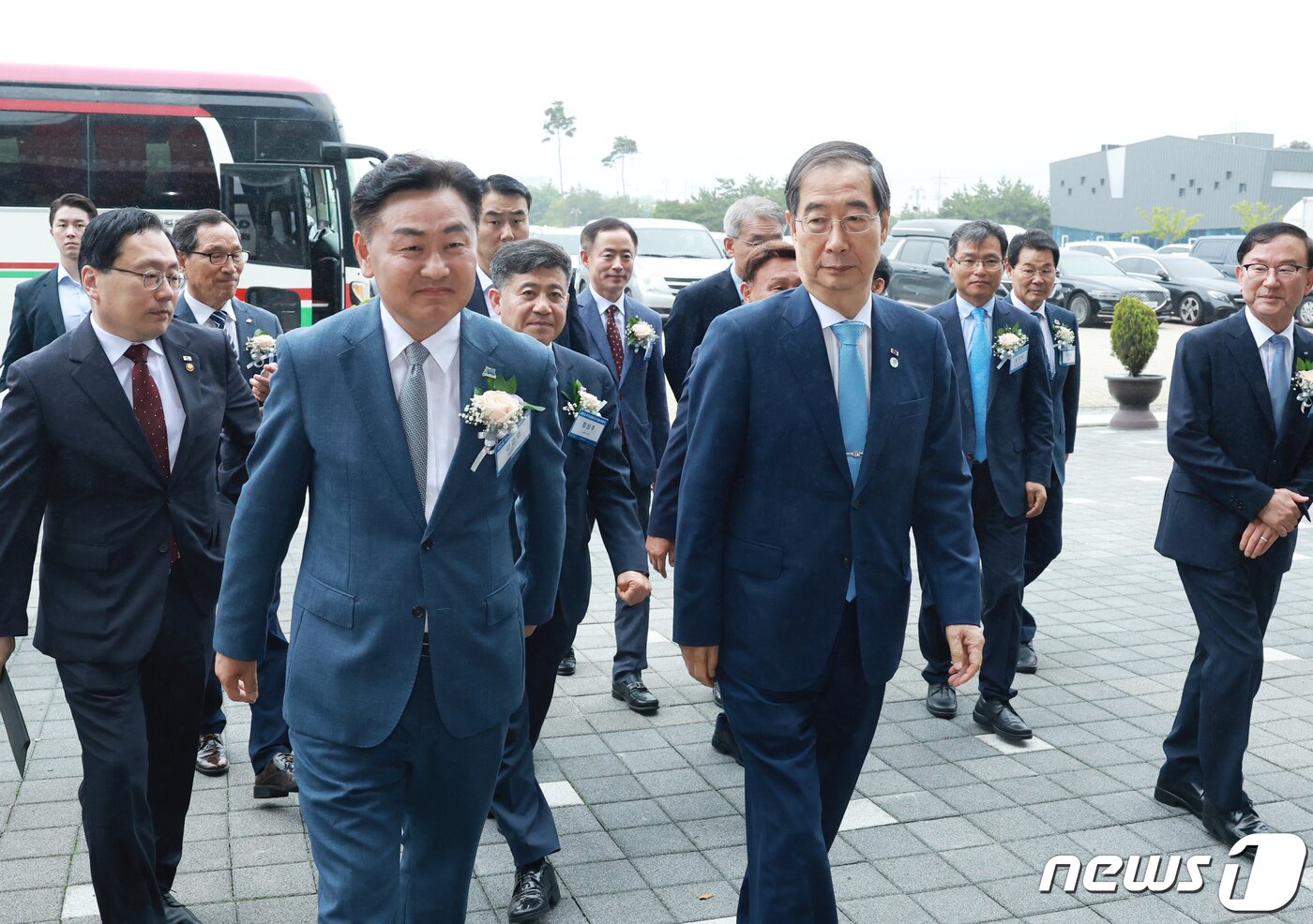 본문 이미지 - 30일 전북 군산 GSCO에서 새만금투자진흥지구 선포식이 열린 가운데 김관영 전북지사와 한덕수 국무총리(앞줄 왼쪽 1,2번째)가 행사장에 함께 들어서고 있다.2023.6.30.(전북도 제공)/뉴스1 