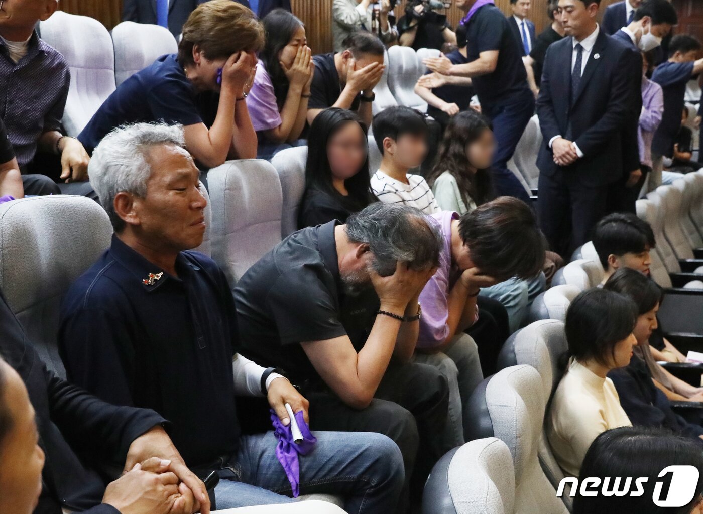 본문 이미지 - 이태원 참사 유가족 들이 30일 오후 서울 여의도 국회 본회의장에서 열린 제407회 국회(임시회) 제7차 본회의에서 10·29이태원참사 피해자 권리보장과 진상규명 및 재발방지를 위한 특별법안에 대한 신속처리안건 지정안이 통과 되자 눈물을 흘리며 본회의장을 나서고 있다. 2023.6.30/뉴스1 ⓒ News1 송원영 기자