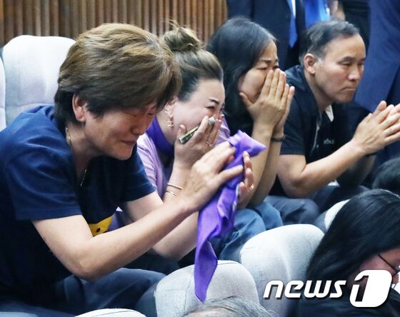 이태원 참사 유가족 들이 30일 오후 서울 여의도 국회 본회의장에서 열린 제407회 국회(임시회) 제7차 본회의에서 10·29이태원참사 피해자 권리보장과 진상규명 및 재발방지를 위한 특별법안에 대한 신속처리안건 지정안이 통과 되자 눈물을 흘리고 있다. 2023.6.30/뉴스1 © News1 송원영 기자