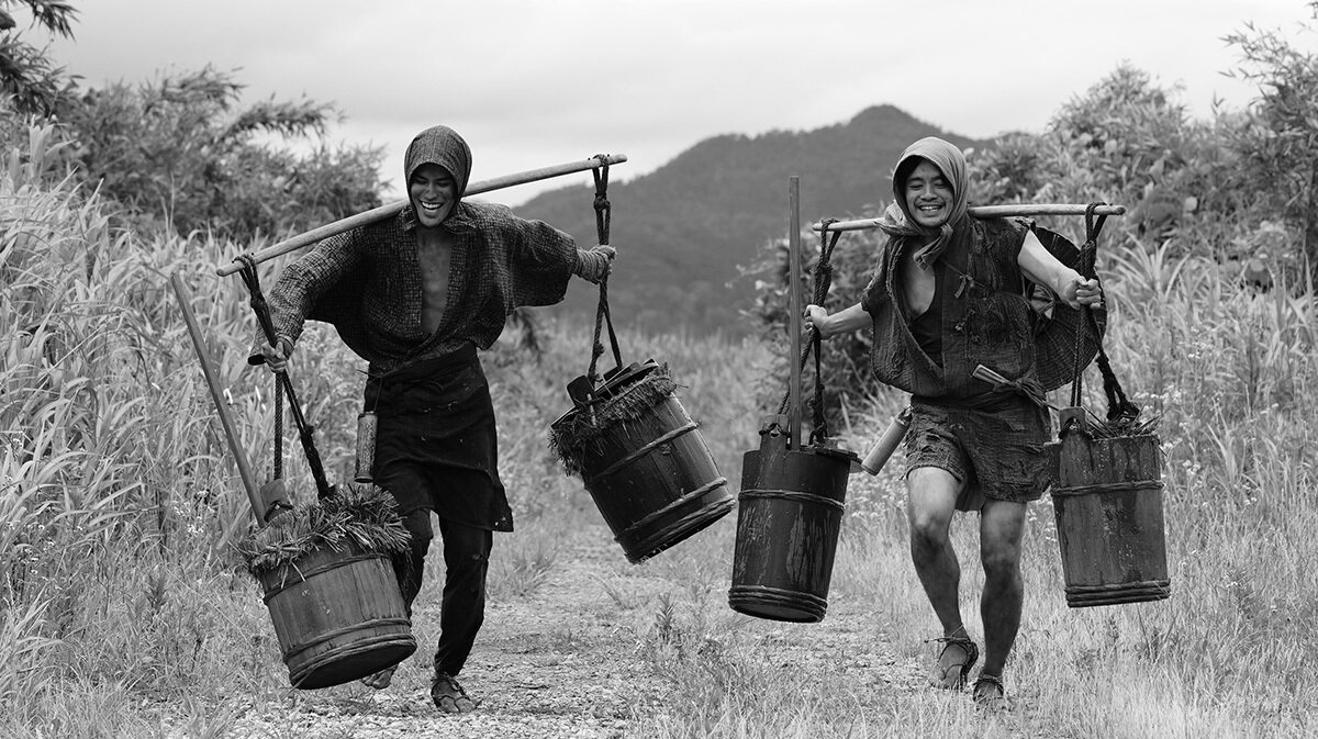 본문 이미지 - 2023년 4월28일 일본에서 공개된 영화 '세카이노오키쿠'에서 '시모고에 팔이' 소년 둘이 분뇨통을 이고 가는 장면. (출처 : 요이히 프로젝트)