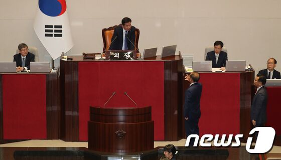 윤재옥 국민의힘 원내대표가 30일 오후 서울 여의도 국회에서 열린 제407회국회(임시회) 제7차 본회의에서 '후쿠시마 오염수 방류 철회 촉구 결의안' 을 앞두고 김진표 국회의장에게 항의하고 있다. 2023.6.30/뉴스1 © News1 송원영 기자