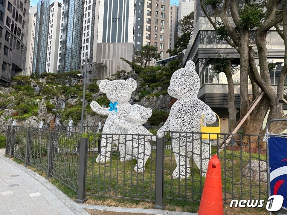 본문 이미지 - GS건설이 서울 동작구 흑석동에 조성한 흑석리버파크자이 아파트 단지 입구에 위치한 곰 세 마리 가족(독자 제공). ⓒ News1 최서윤 기자
