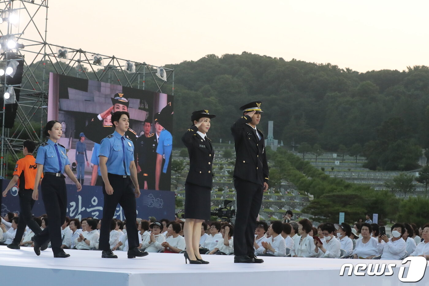 본문 이미지 - 30일 오후 서울 동작구 국립서울현충원 겨레얼마당에서 열린 '제복-한복 패션쇼 자락을 펴다'에서 모델들이 제복을 입고 런웨이를 걷고 있다. 2023.6.30/뉴스1 ⓒ News1 이승배 기자