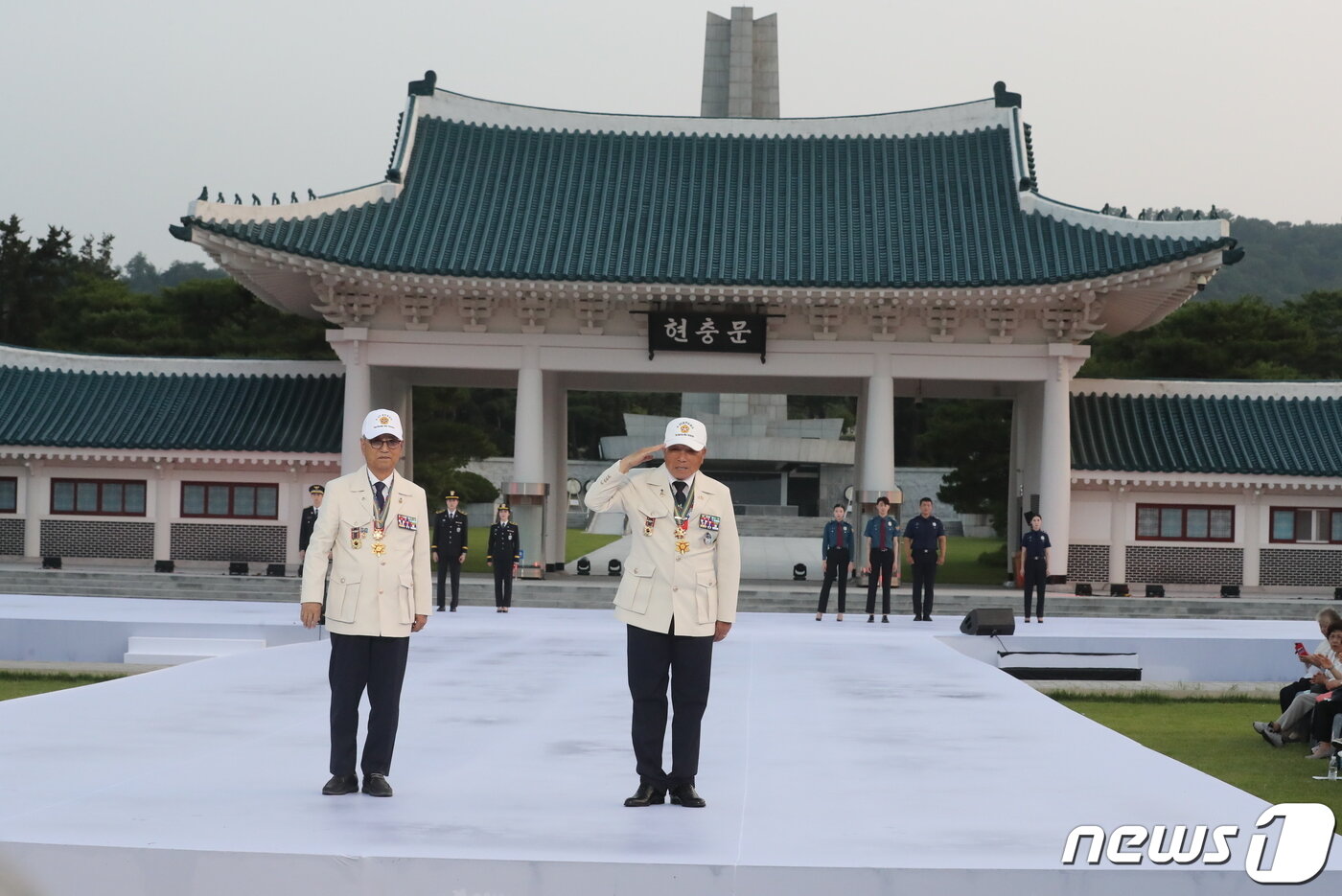 본문 이미지 - 30일 오후 서울 동작구 국립서울현충원 겨레얼마당에서 열린 '제복-한복 패션쇼 자락을 펴다'에서 6.25전쟁 참전 유공자들이 제복을 입고 런웨이를 걷고 있다. 2023.6.30/뉴스1 ⓒ News1 이승배 기자