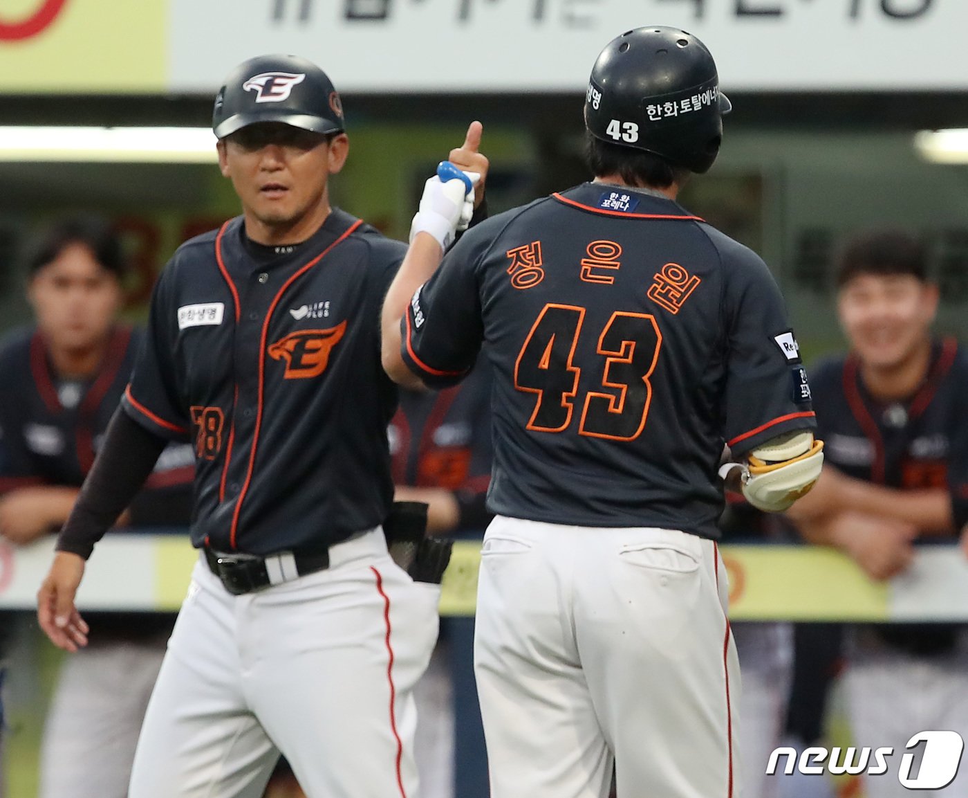 본문 이미지 - 30일 오후 대구 삼성라이온즈파크에서 열린 프로야구 '신한은행 SOL 2023 KBO리그' 한화 이글스와 삼성 라이온즈의 경기, 2회초 선두타자로 나온 한화 7번타자 정은원이 우월 솔로홈런을 때린 뒤 축하를 받고 있다. 2023.6.30/뉴스1 ⓒ News1 공정식 기자