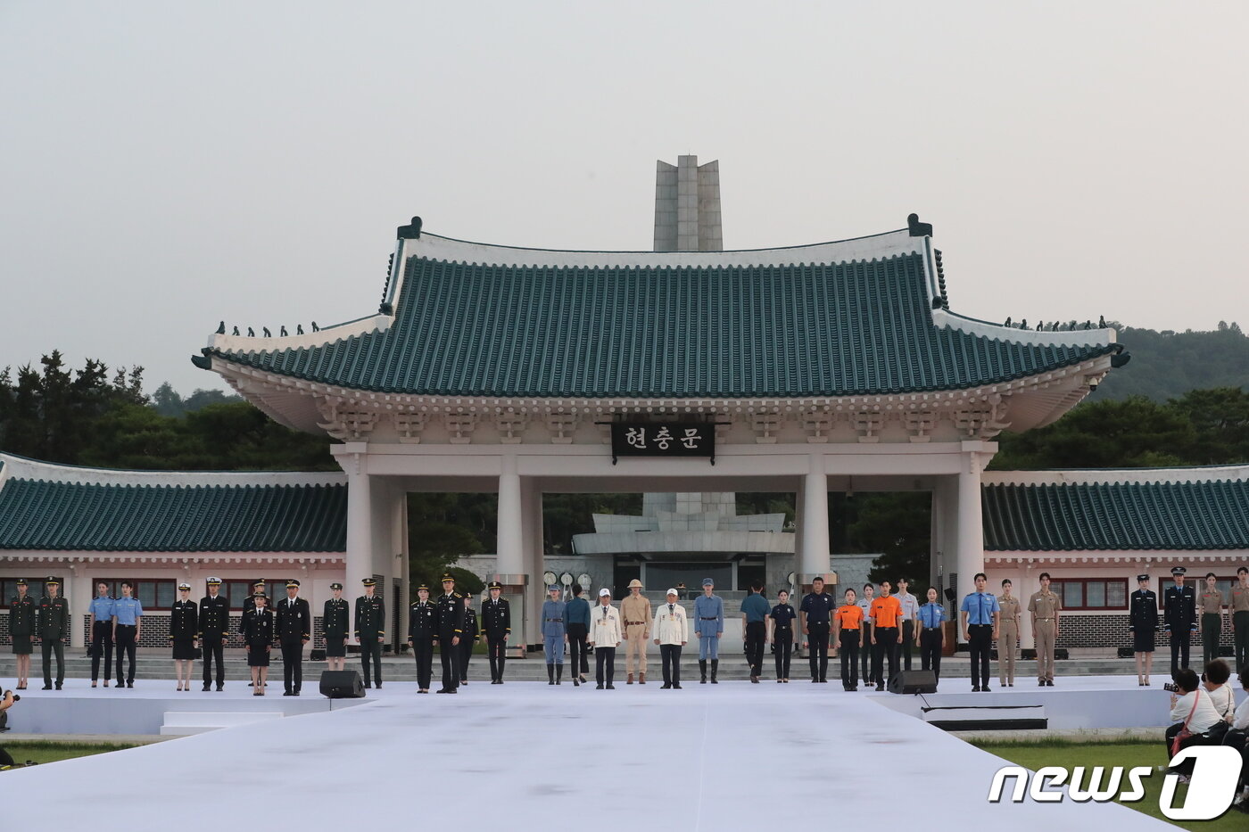 본문 이미지 - 30일 오후 서울 동작구 국립서울현충원 겨레얼마당에서 열린 '제복-한복 패션쇼 자락을 펴다'에서 모델들이 제복을 입고 런웨이를 걷고 있다. 2023.6.30/뉴스1 ⓒ News1 이승배 기자
