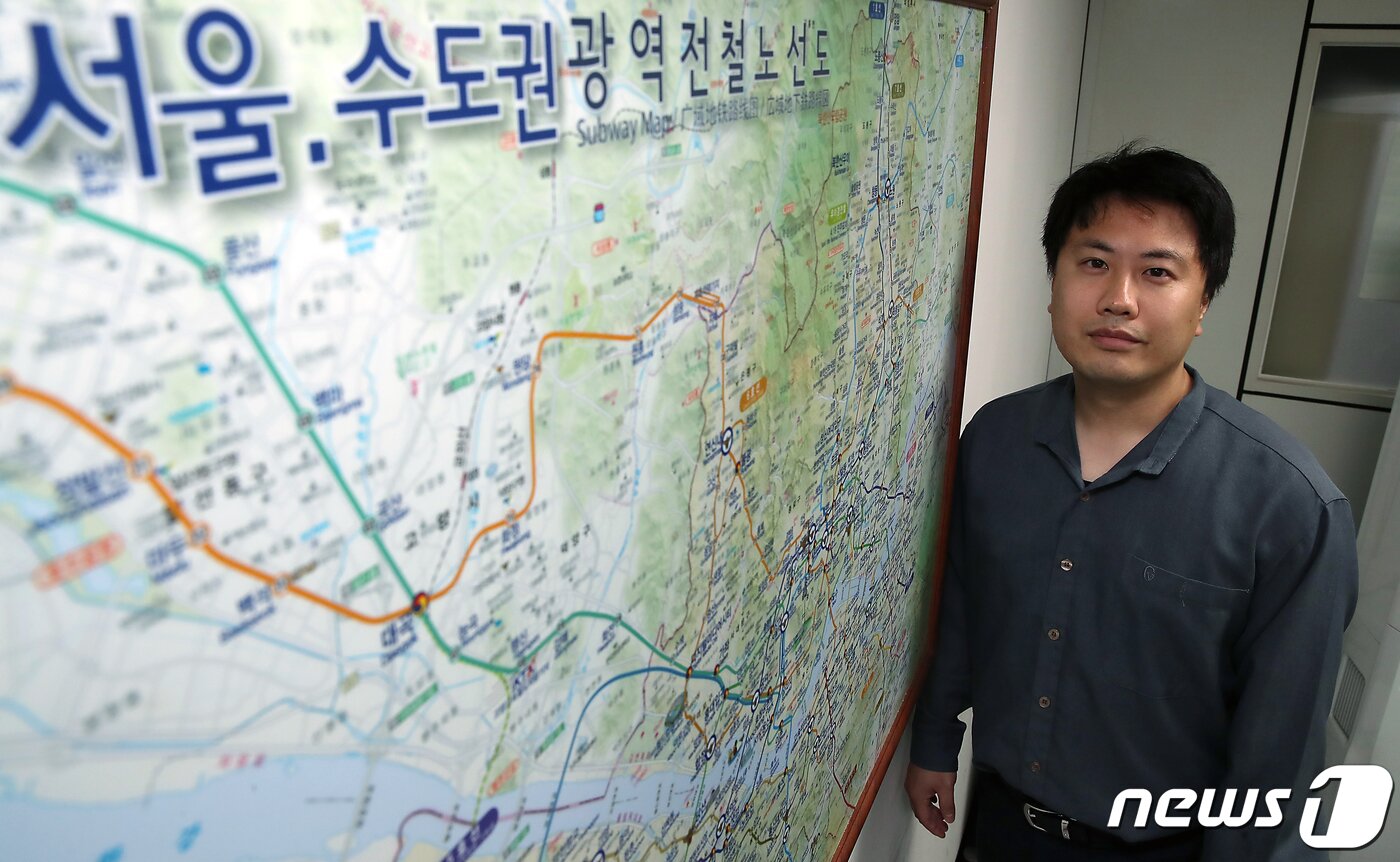 본문 이미지 - 서울경찰청 지하철경찰대 이동준 경사가 30일 서울 종로구 종로3가역에서 뉴스1과 가진 인터뷰에 앞서 포즈를 취하고 있다. 2023.6.30/뉴스1 ⓒ News1 박정호 기자