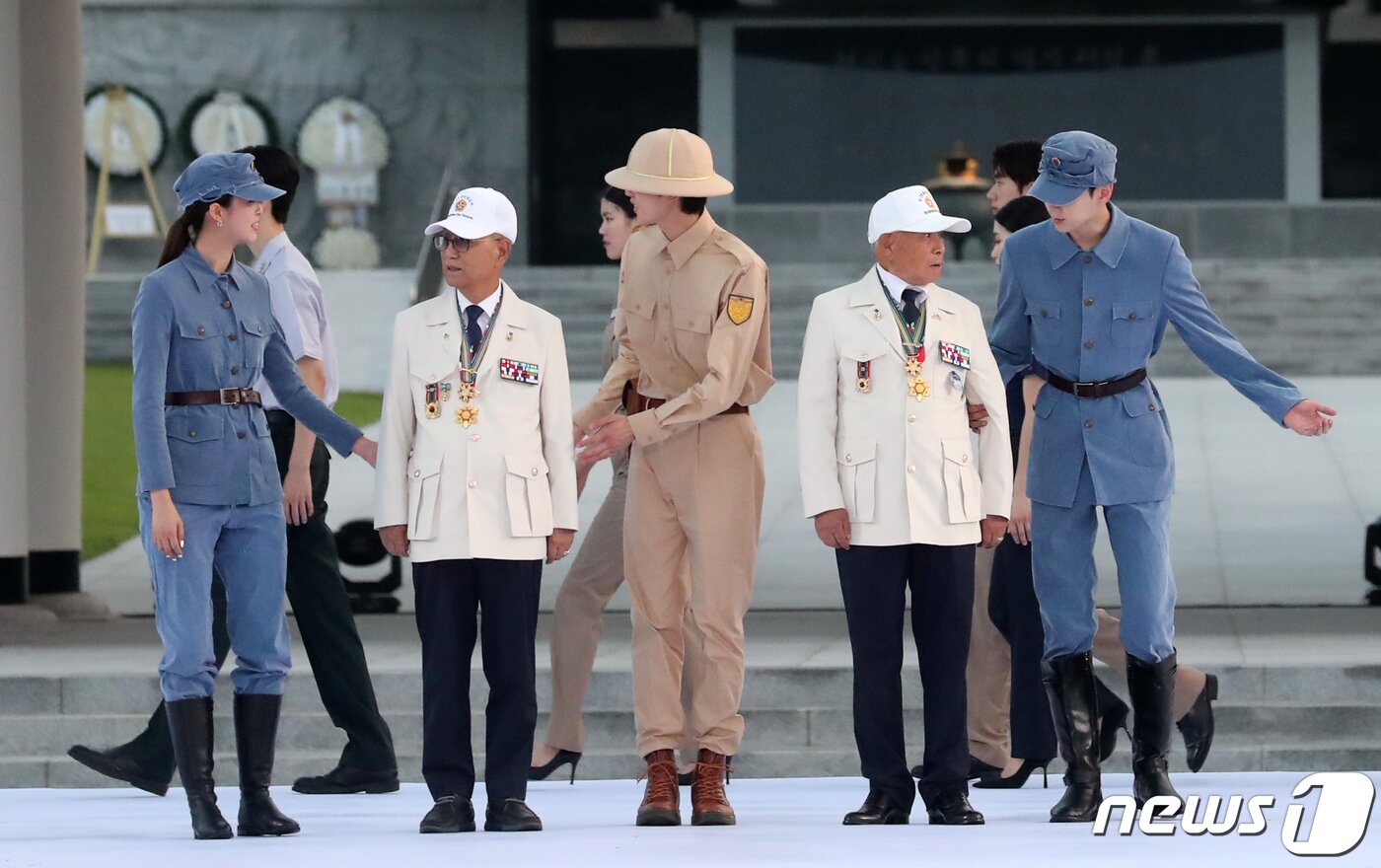 본문 이미지 - 30일 오후 서울 동작구 국립서울현충원 겨레얼마당에서 열린 '제복-한복 패션쇼 자락을 펴다'에서 6.25 참전유공자 및 모델들이 쇼를 마치고 무대를 내려갈 준비를 하고 있다. 2023.6.30/뉴스1 ⓒ News1 이승배 기자