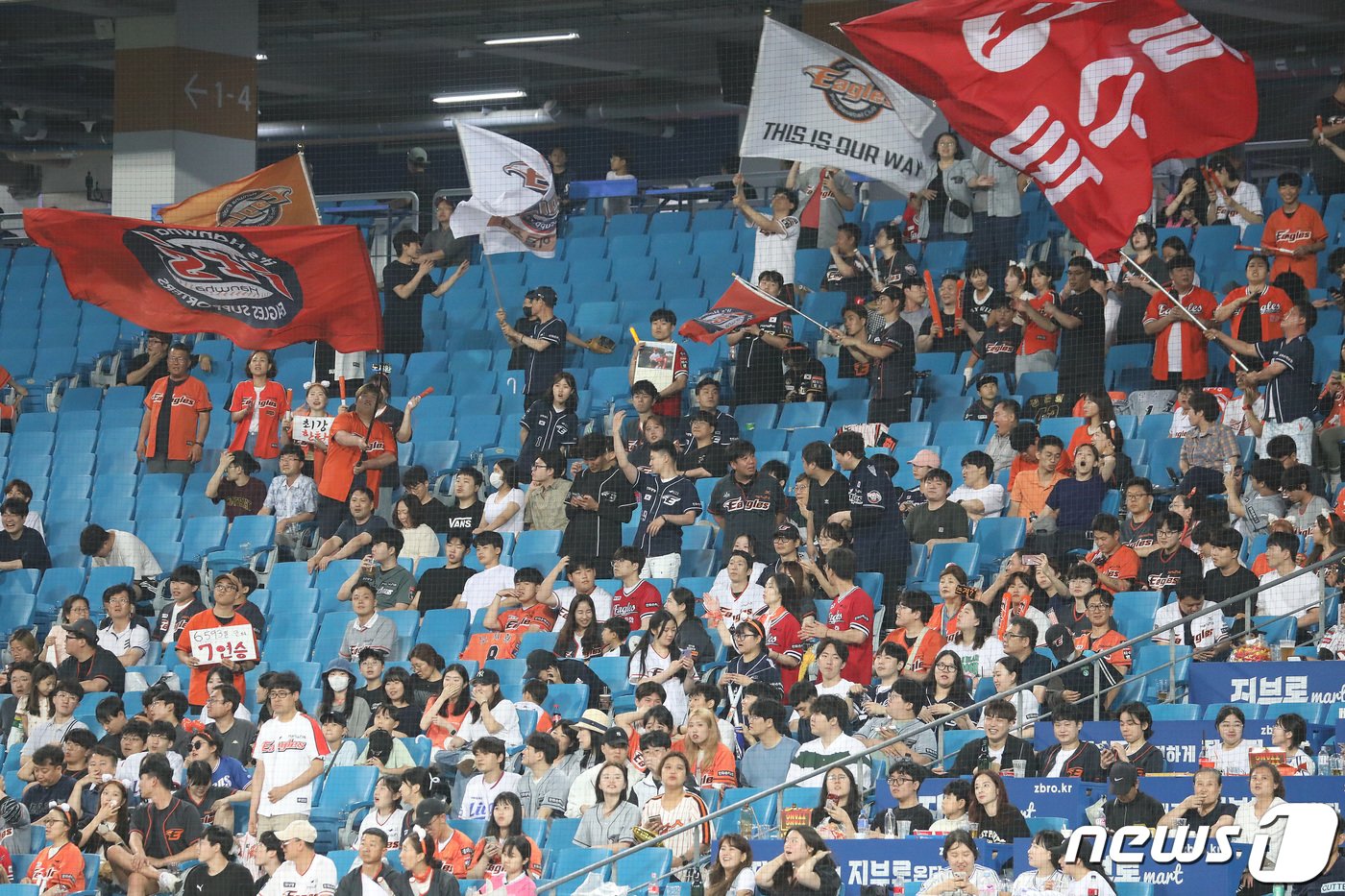 본문 이미지 - 30일 오후 대구 삼성라이온즈파크에서 열린 프로야구 '신한은행 SOL 2023 KBO리그' 한화 이글스와 삼성 라이온즈의 경기, 18년 만에 팀 7연승 앞두고 관중석 한화 야구팬들이 환호하고 있다. 2023.6.30/뉴스1 ⓒ News1 공정식 기자
