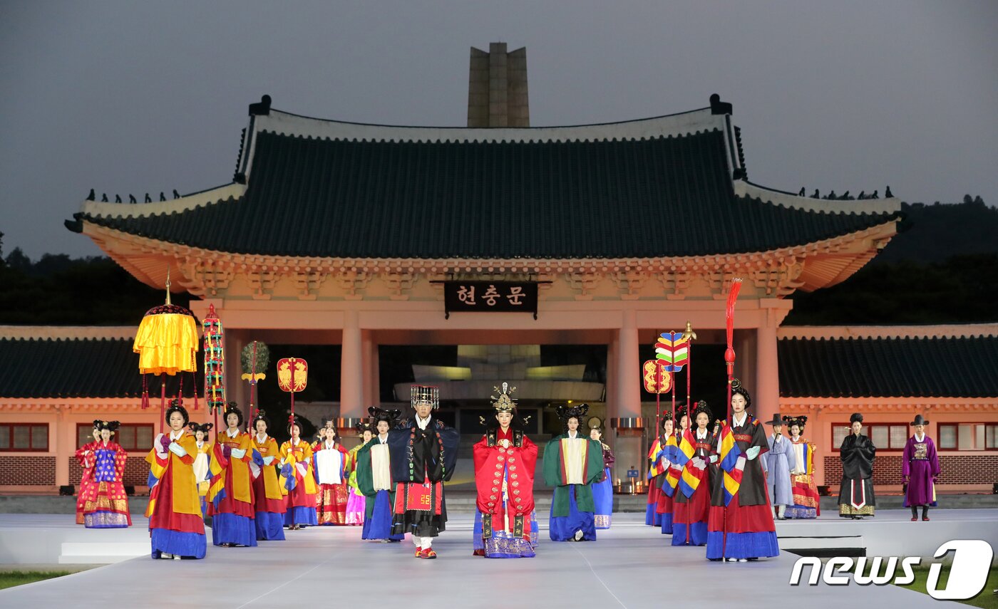 본문 이미지 - 30일 오후 서울 동작구 국립서울현충원 겨레얼마당에서 열린 '제복-한복 패션쇼 자락을 펴다'에서 모델들이 한복을 입고 런웨이를 걷고 있다. 2023.6.30/뉴스1 ⓒ News1 이승배 기자