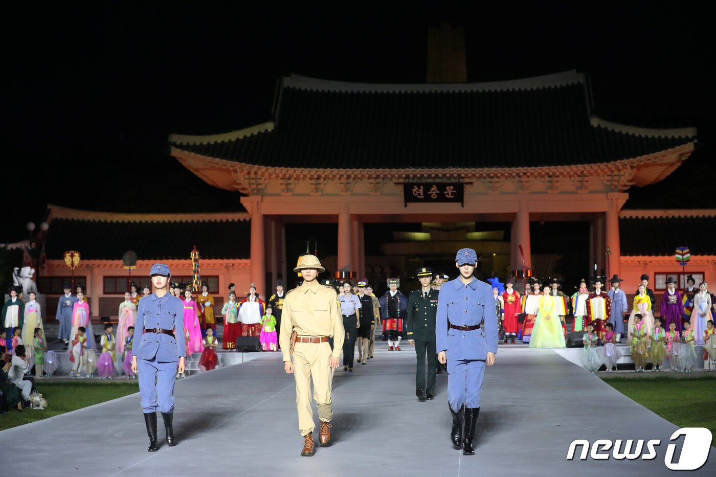 본문 이미지 - 30일 오후 서울 동작구 국립서울현충원 겨레얼마당에서 열린 '제복-한복 패션쇼 자락을 펴다'에서 모델들이 제복을 선보이고 있다. 2023.6.30/뉴스1 ⓒ News1 이승배 기자
